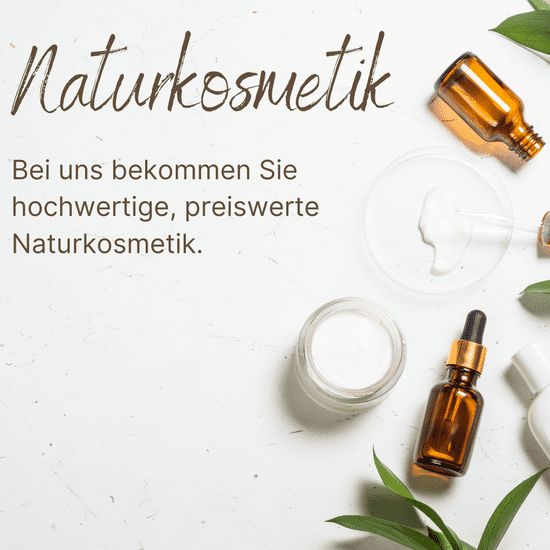 KI generiert: Das Bild zeigt eine Werbegrafik für Naturkosmetik mit verschiedenen Kosmetikflaschen und -gläsern sowie Pflanzenblättern. Der Text weist auf hochwertige und preiswerte Naturkosmetik hin.